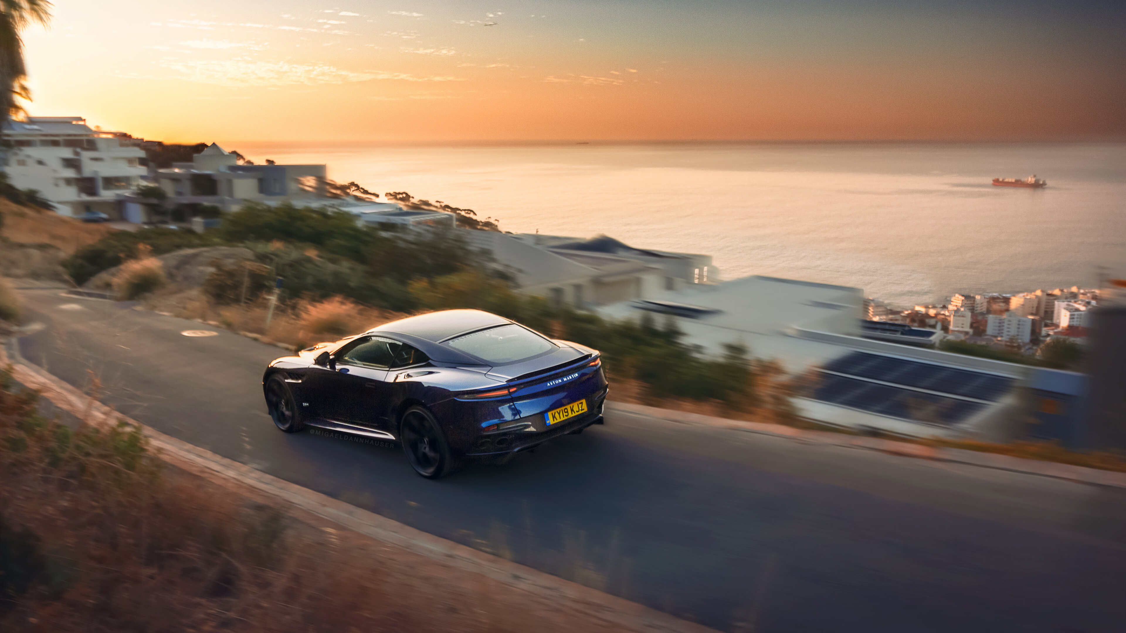 九游娱乐中心-张雨霏与外国选手合影气氛融洽，张雨霏比赛现场