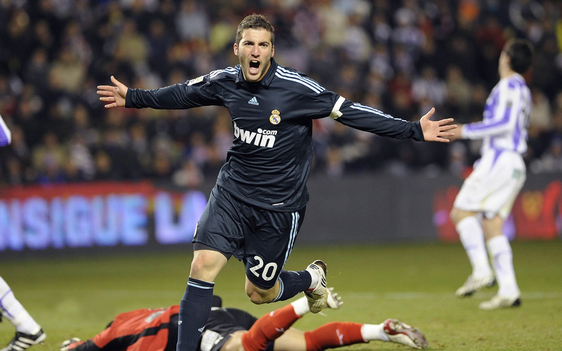 九游下载安装-詹姆斯亲手为队友庆生氛围温馨感人，詹姆斯庆祝动作视频无水印